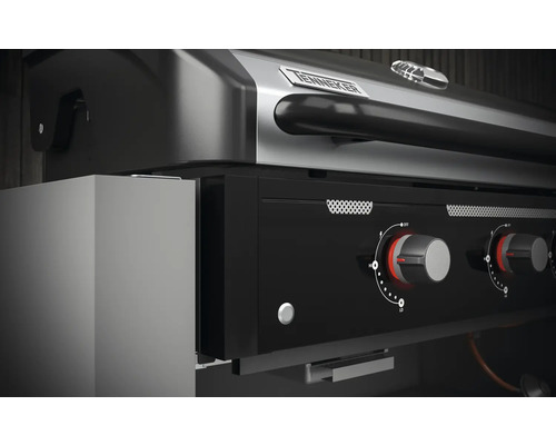 Detailní pohled na plynový gril Tenneker s ovládacími knoflíky