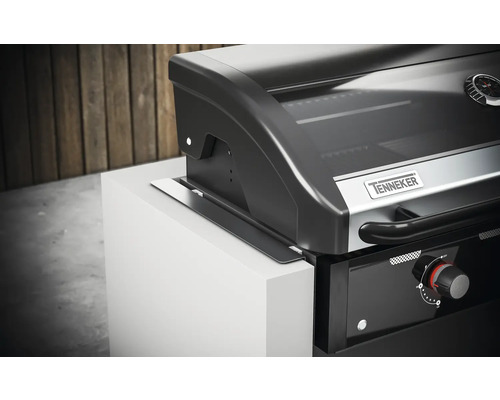 Grilovací zařízení Tenkeker na bílém povrchu