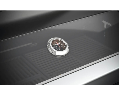 Detailní pohled na grilovací teploměr v grilu