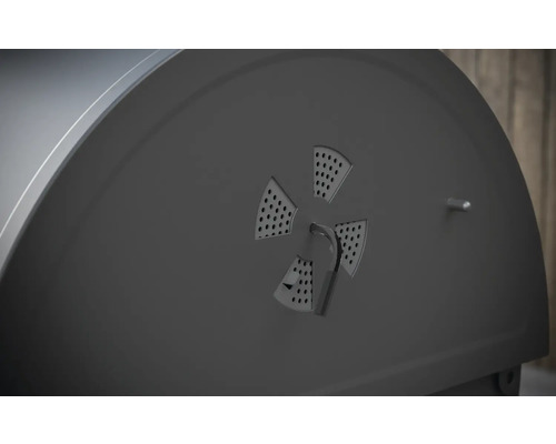 Detailní pohled na regulátor ventilace grilu na dřevěné uhlí