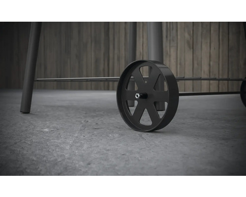 Detailní pohled na grilovací vozík s kolečky pro snadnou přepravu