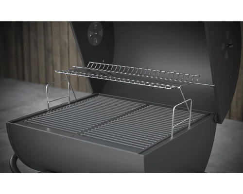 Otevřený gril na dřevěné uhlí s grilovacím roštem