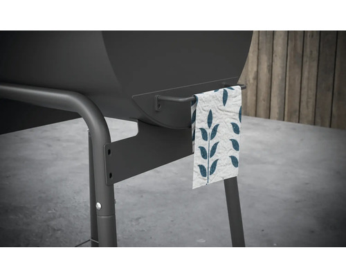 Detailní pohled na grilovací vozík s držákem na ručníky a utěrkou