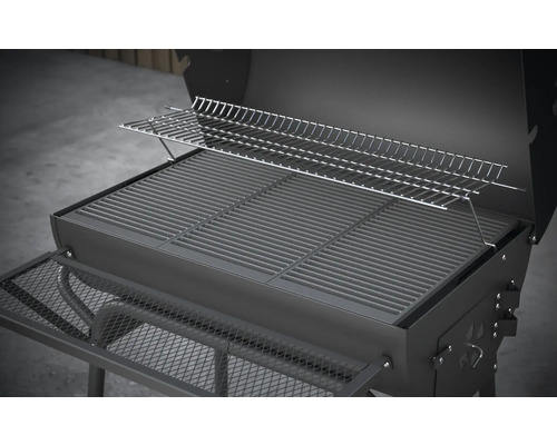 Otevřený gril na dřevěné uhlí s mřížkou na ohřívání a odkládací plochou