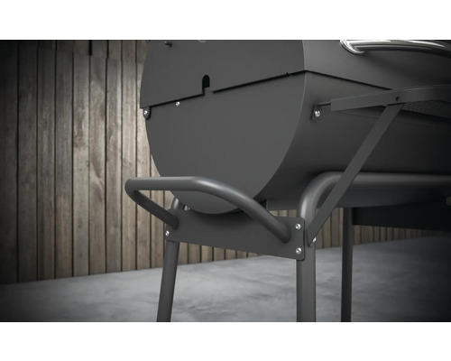 Detailní pohled na gril na dřevěné uhlí s úložným prostorem.