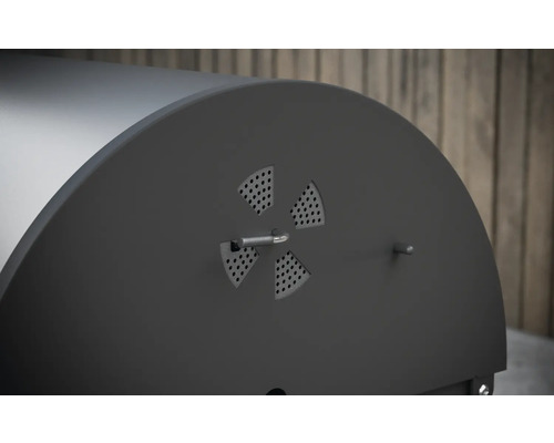 Detailní pohled na gril na dřevěné uhlí s ventilačním systémem