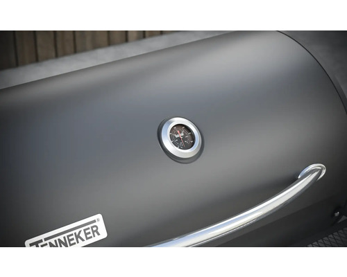 Detailní pohled na gril s teploměrem a rukojetí