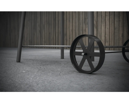 Detailní záběr grilovacího vozíku s kolečky.