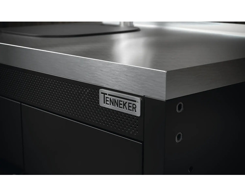 Detailní pohled na černou dílenskou skříňku s nerezovou pracovní deskou a logem Tenneker