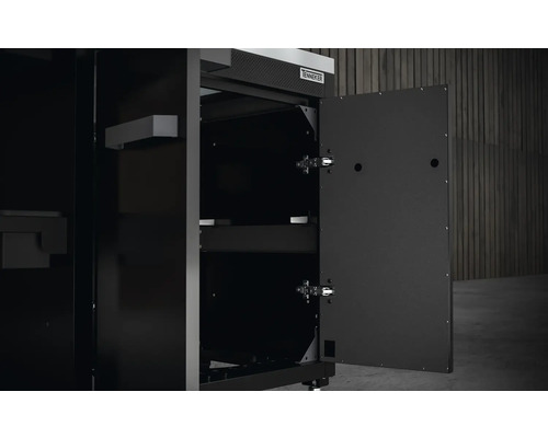 Dílenská skříň s otevřenými dveřmi a policemi