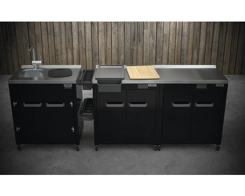 Venkovní kuchyně s dřezem, krájecí deskou a zásuvkami