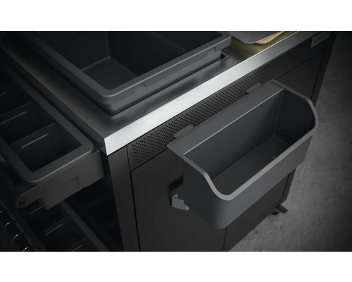 Detailní záběr černého kuchyňského ostrůvku s úložnými kontejnery