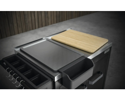 Detailní pohled na grilovací vozík s odkládací plochou a prkénkem