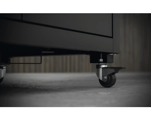 Detailní pohled na kolečka dílenské skříně