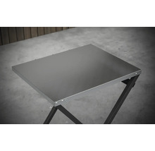 Stříbrný kempingový stolek s tmavým rámem