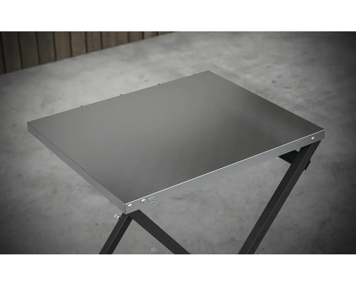 Stříbrný kempingový stolek s tmavým rámem