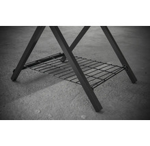 Detailní pohled na nohy grilu s odkládací mřížkou