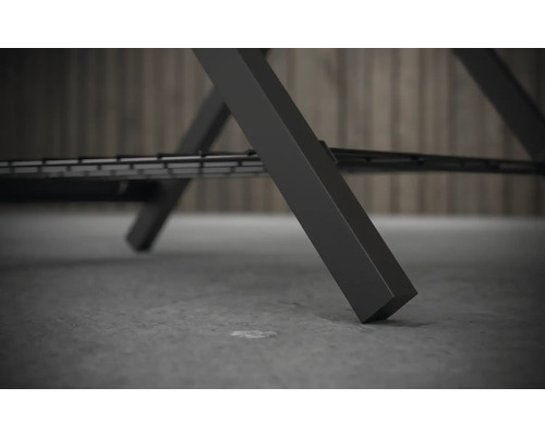 Detailní záběr nohy stolu s kovovým rámem