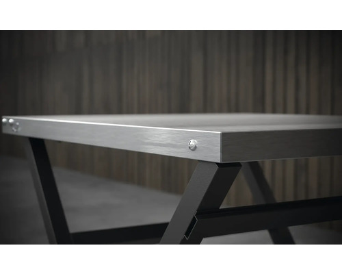 Stůl s kovovou deskou a černým kovovým rámem