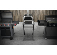 Tři různé grily ve venkovním prostředí: plynový gril, pec na pizzu a další gril.