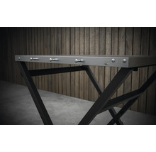 Detailní pohled na skládací stůl s kovovým rámem a háčky