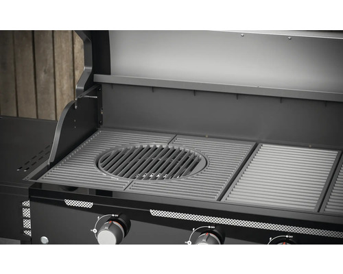 Detail plynového grilu s grilovacím roštem
