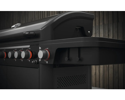 Detailní pohled na černý plynový gril s ovládacími knoflíky