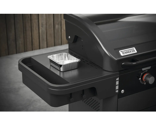 Gril Tenneker s hliníkovou miskou na odkládacím stole