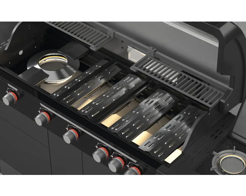 Vnitřní pohled na plynový gril s grilovacími rošty a hořáky