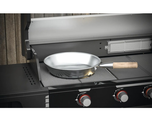 Nerezová pánev s dřevěnou rukojetí na plynovém grilu