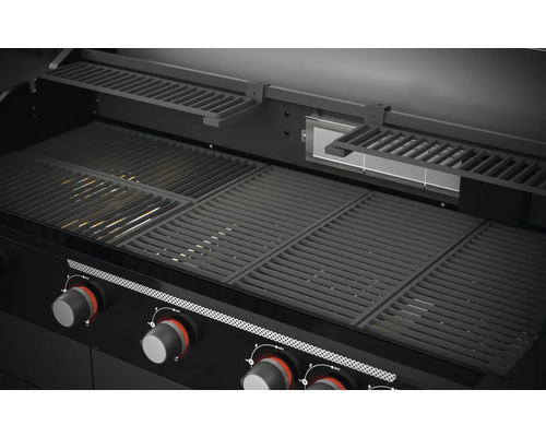 Gril s grilovacími rošty a ohřívacím roštem