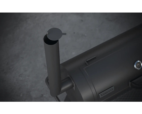 Detailní pohled na černý udírnu s otevřeným komínem