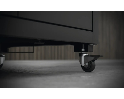 Detailní záběr kol dílenského vozíku