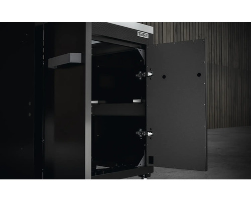 Černá skladovací místnost na pelety Tennker s otevřenými dveřmi