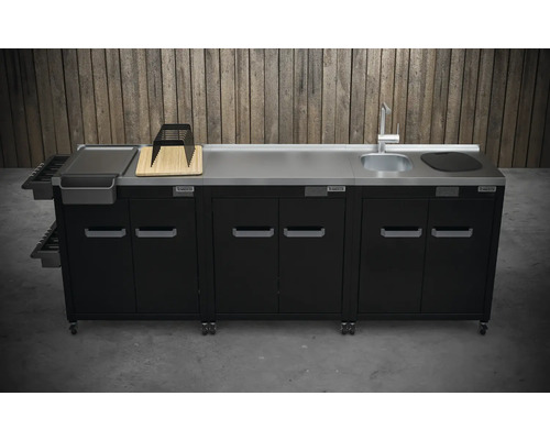 Venkovní kuchyně s dřezem, prkénkem, zásuvkami a skříňkami