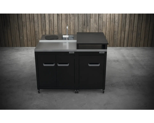 Venkovní kuchyně s dřezem, vodovodní baterií a pracovní deskou