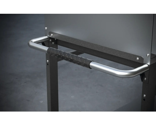 Detail grilovacího vozíku s rukojetí a policí