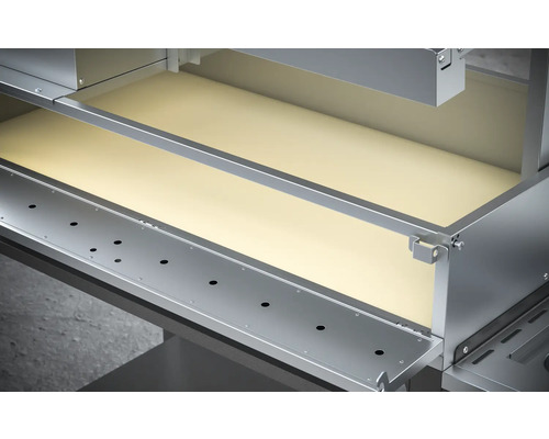 Vnitřní pohled na kovový gril s policemi