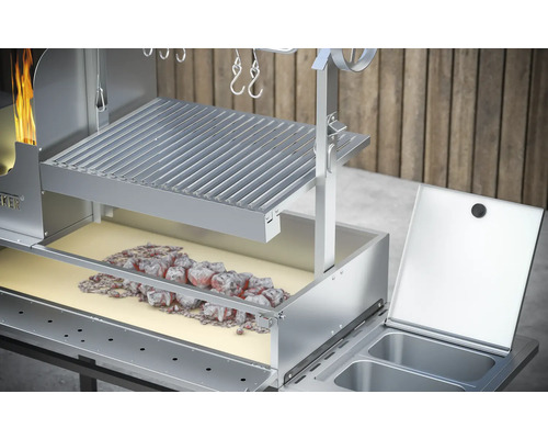 Gril s roštem, žhavými uhlíky a háčky na příslušenství