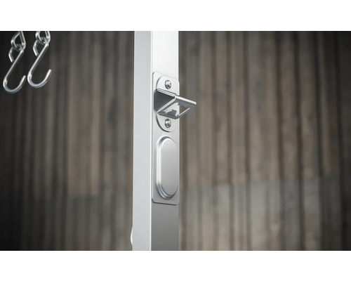 Detailní pohled na dveřní zámek se závorou a závěsnými háky