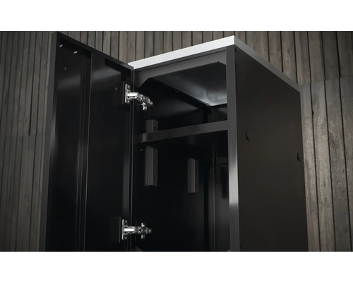 Otevřená skříňka na nářadí s policemi