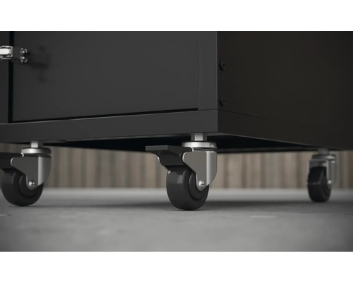 Detailní záběr koleček vozíku na nářadí pro mobilitu.