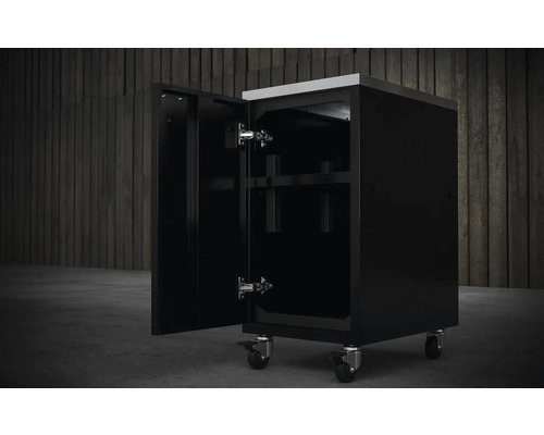 Černá dílenská skříňka s kolečky a otevřenými dvířky