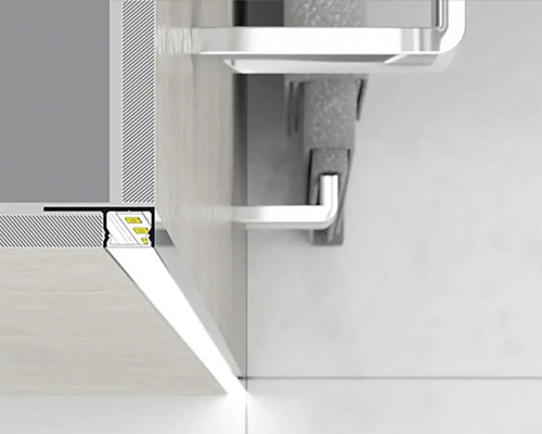 Detailní záběr LED profilu na zdi a polici