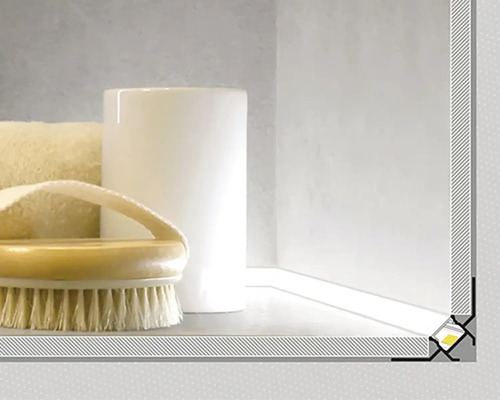 Koupelnová police s kartáčem, ručníkem a nádobou