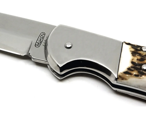 Detailní pohled na kapesní nůž Mikov s čepelí a rukojetí