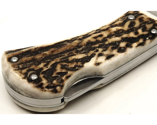 Detailní pohled na zavírací nůž s rukojetí z jeleního parohu