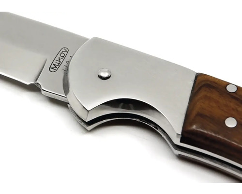 Detailní záběr zavíracího nože s dřevěnou rukojetí a logem Mikov na čepeli.