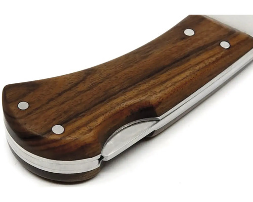 Detail dřevěné rukojeti kapesního nože s kovovým rámem