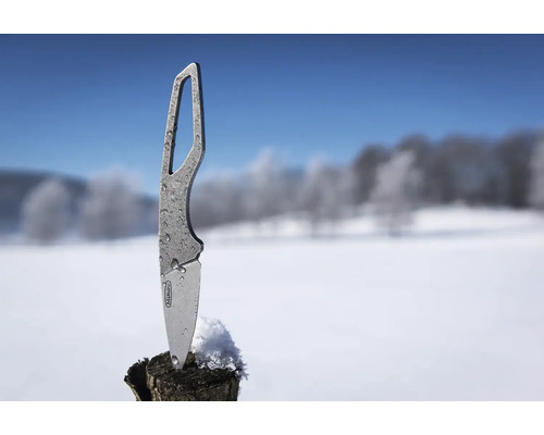 Nůž MKM Arvenis na pařezu ve zasněžené krajině